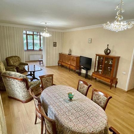 Apartment In The Center Of Ереван Екстериор снимка