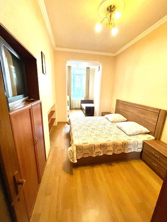 Apartment In The Center Of Ереван Екстериор снимка