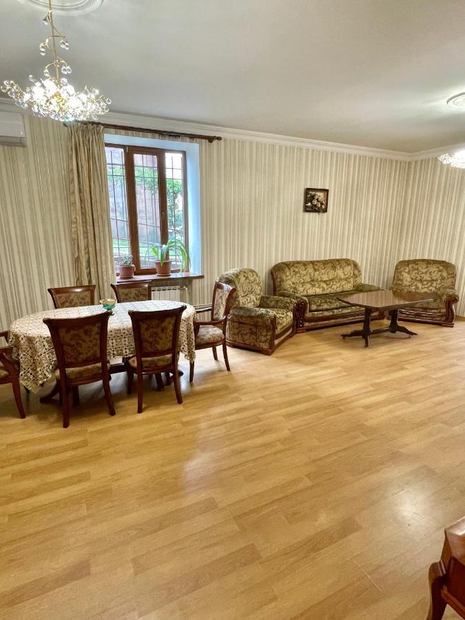 Apartment In The Center Of Ереван Екстериор снимка