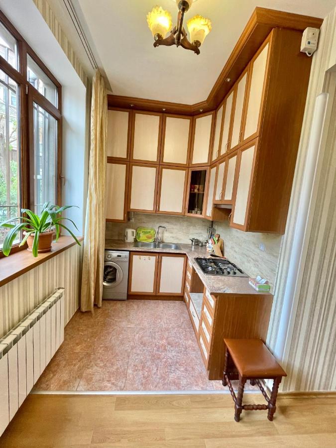 Apartment In The Center Of Ереван Екстериор снимка