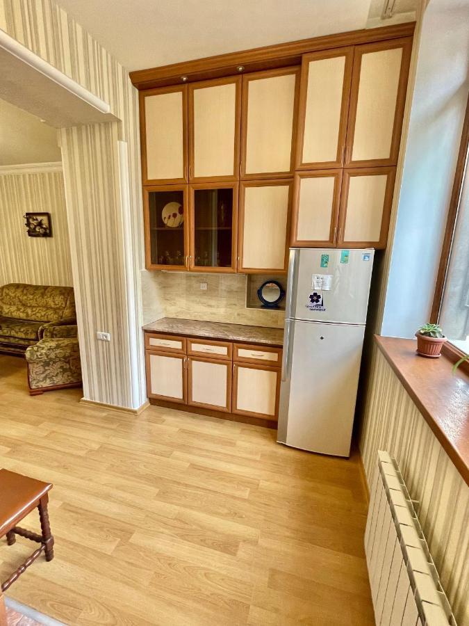 Apartment In The Center Of Ереван Екстериор снимка