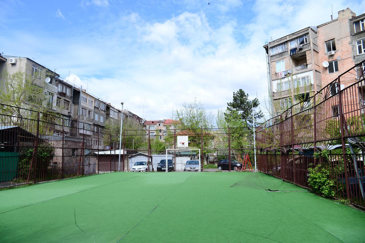 Apartment In The Center Of Ереван Екстериор снимка