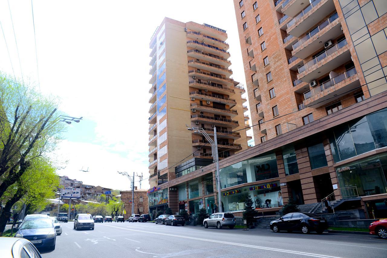 Apartment In The Center Of Ереван Екстериор снимка